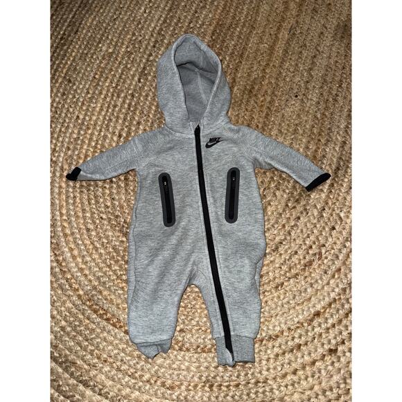 Nike Sportswear Tech Fleece Baby Hooded Coverall in grey size 3m - Picture 2 of 5